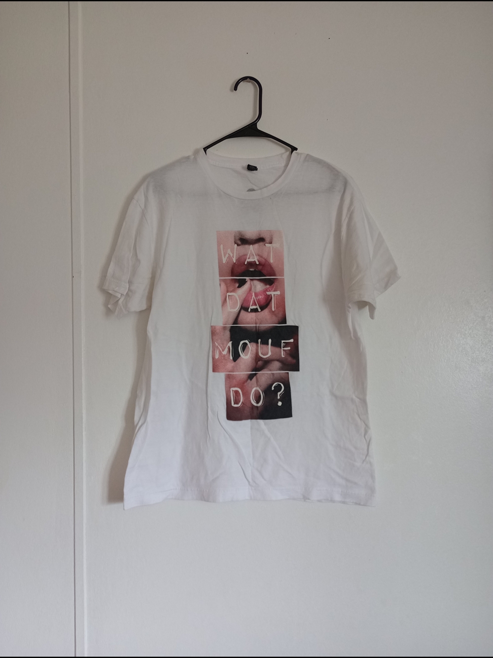 Tultex White Tee with Pink and Black Lip Graphic Sz L Men's